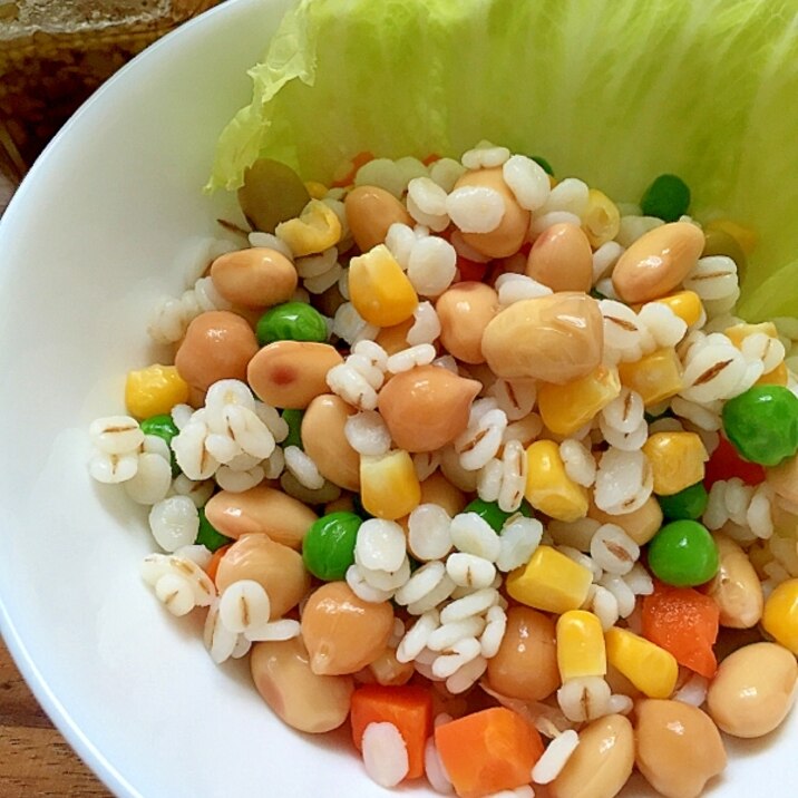 朝食に押麦とビーンズ、ミックスベジタブルのサラダ♪